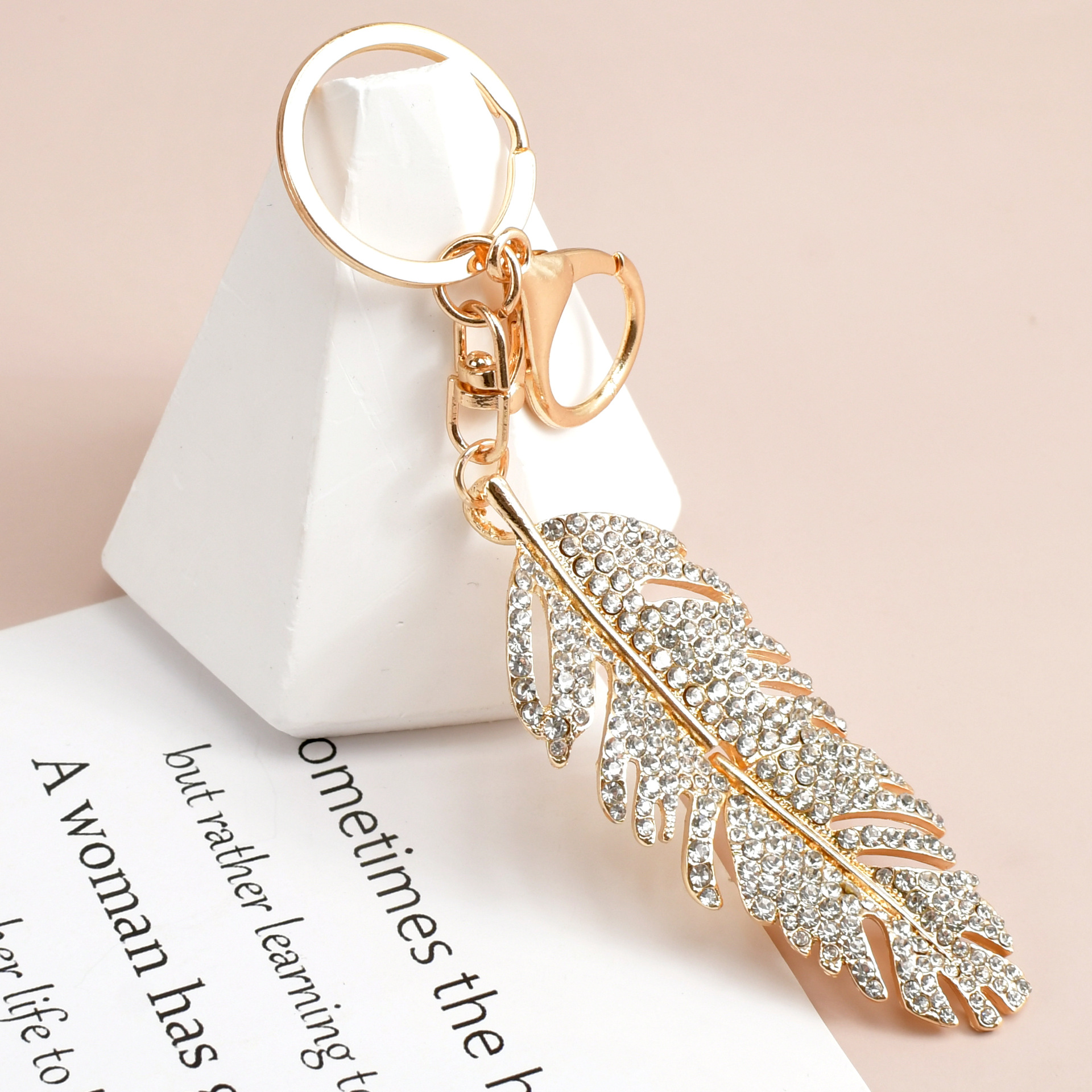 Llavero de lujo vintage, superventas transfronterizo, pluma de diamantes de imitación para mujer, colgante de bolso de lujo ligero, coche de aleación con incrustaciones de diamantes_voghion.com