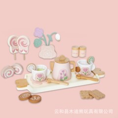 新商品の白桃チーズデザートの午後のお茶の子供は木のままごとの女子学生の赤ちゃんをシミュレーションして写真を撮っておもちゃを並べます。