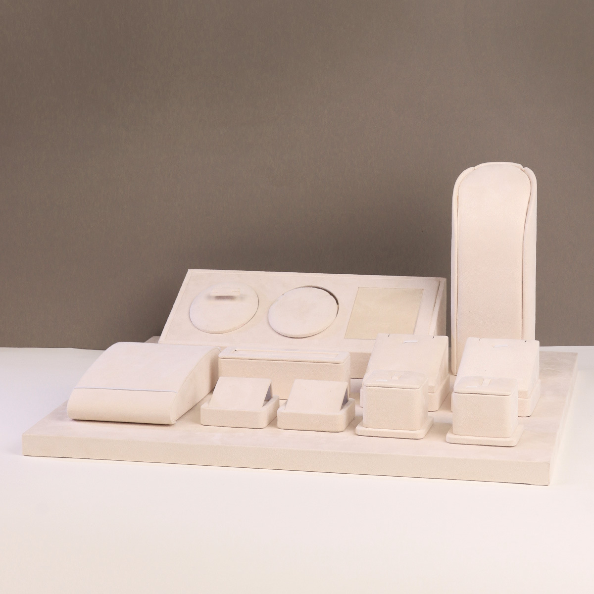 ����ֱ���ߵ���̨�鱦����չʾ���߽�ָ��׹������Ʒ�ڷų��м�