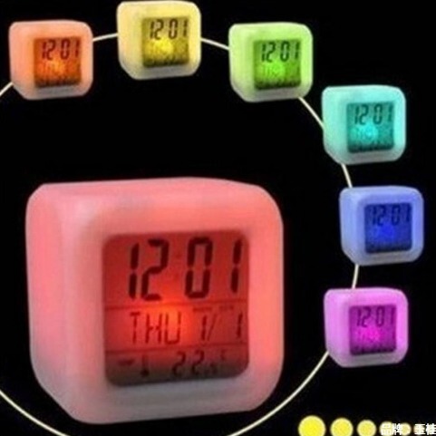 クロスボーダー Amazon カラフルなスクエア時計サイレント発光 LED 色が変化する電子目覚まし時計クリエイティブギフト|undefined