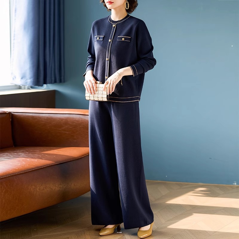 Fashionable autumn knitted sports suit for elderly