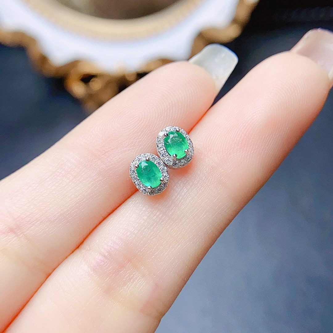 Natural Emerald Stud Earrings S925 Silver Inlaid Main Stone