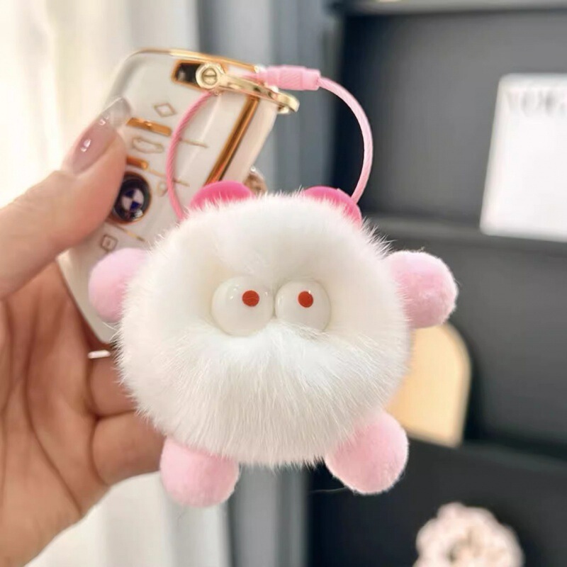 かわいい小さい石炭のボールはかばんの醜いものを包みます。|undefined