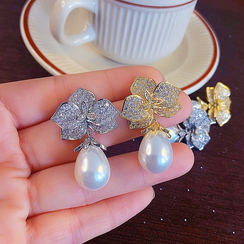 Fashionable three dimensional earrings drop-shaped from pearl with…