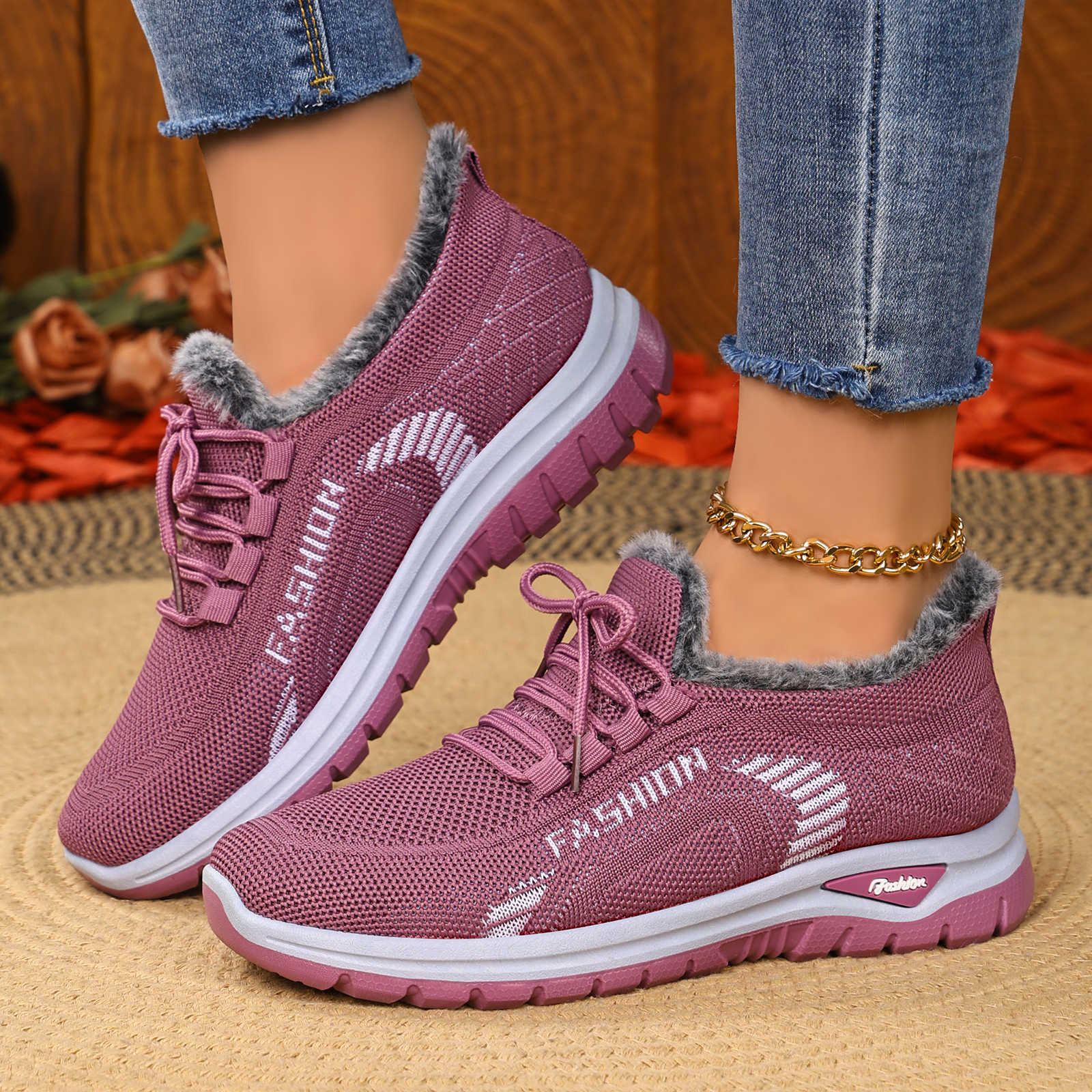 Zapatos de mujer de invierno transfronterizos de lana y calentamiento de algodón grueso botas de algodón de peluche de mediana edad y botas de madre ligeras y planas