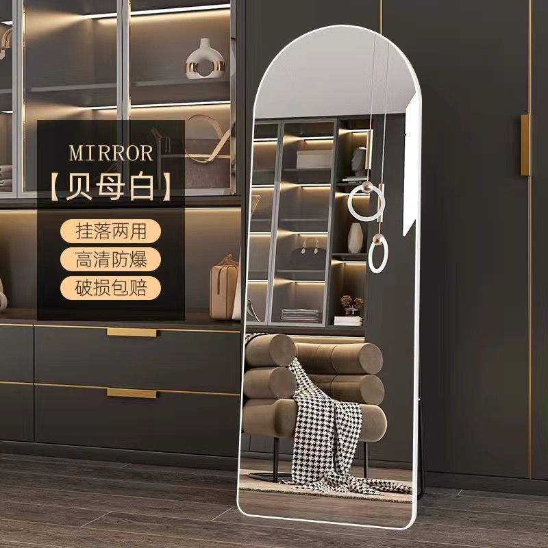 El espejo de vestir de la tienda de ropa es delgado y hermoso. Espejo de vestir súper blanco. Espejo de piso arqueado para tienda de ropa para mujeres.