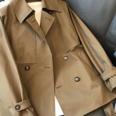 細部はjにした ~ 我慢できない!えっ! ダブルボタンのゆったりしたストラップはウエストの短いウインドブレーカーのコートの女性を収めます。