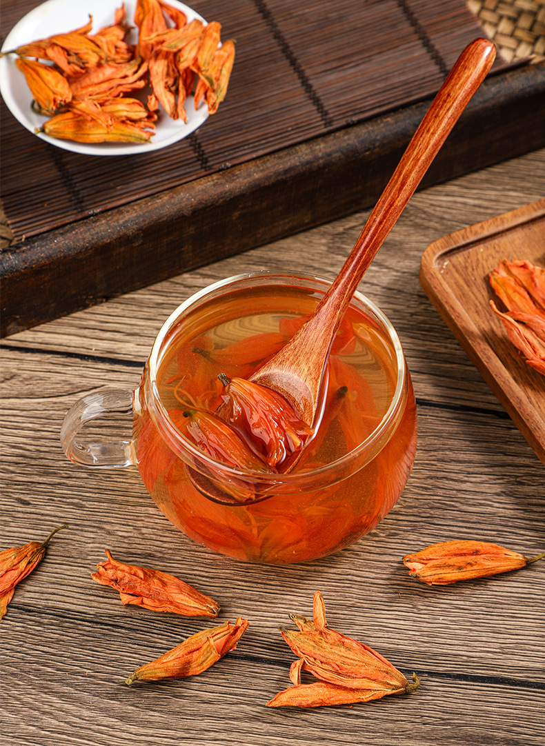 Dried Lily Flower Bai He Hua Herbal Tea 500g Sun-Dried Loose Blossoms for Infusions and Wellness Blends in use