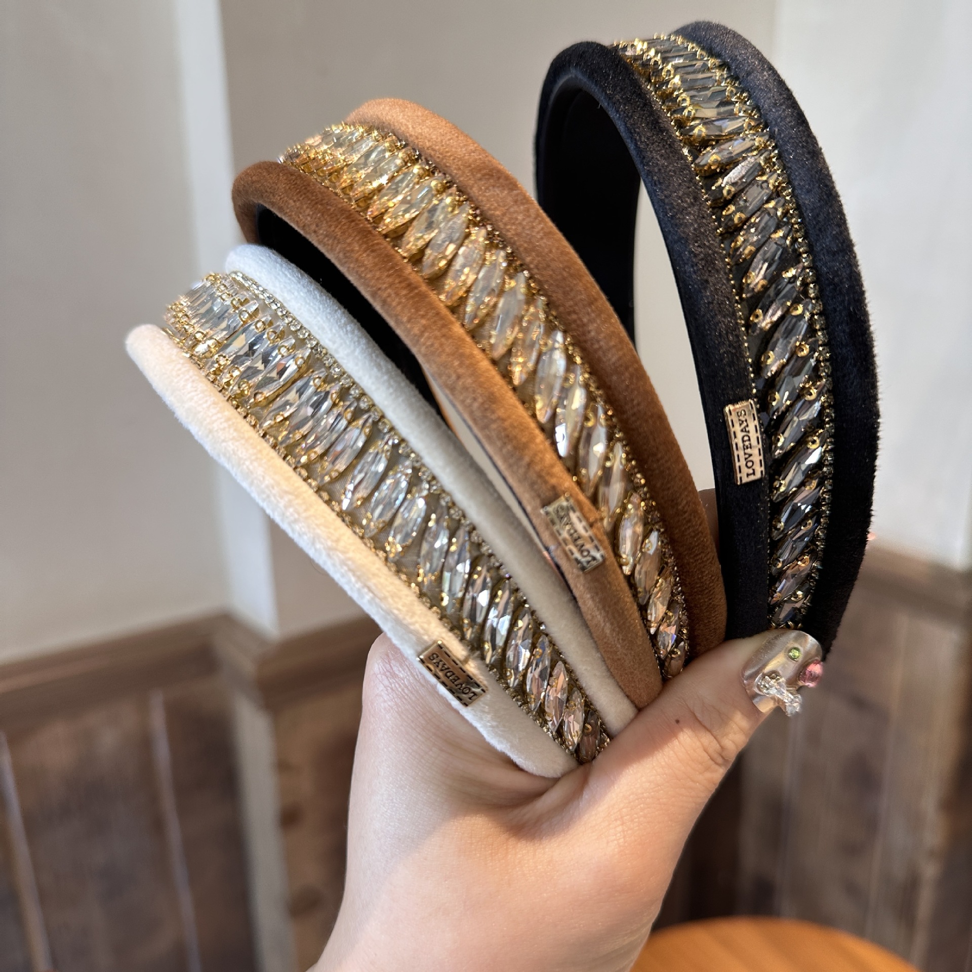 156g Weight Hair Band Hair Accessories Type Rhinestones Inlay Material 1 Piece Quantity Casual, Daily Occasion Flannel Material Solid Color Pattern Women's Gender Inlay Design Elegant, Simple Style Style Coffee, White, Black Color Velvet Rhinestone Light Luxury Wide Brim Hair Band High-Grade Western Style Heavy Industry Pressure Hair Clip High Skull Top Headband Hair Accessories 无