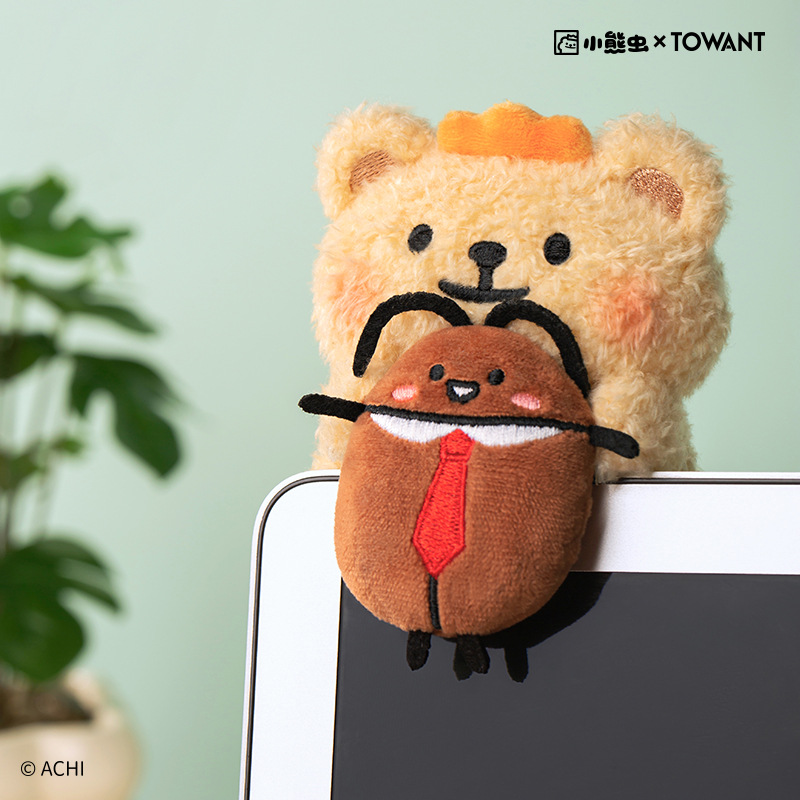 熊虫が来て、ぬいぐるみのカップルを飾っています。