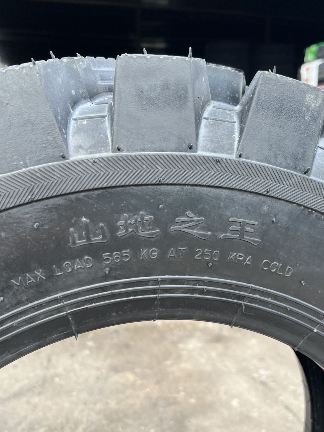 Encrypted herrable tire 600 650 700 750 825-16 tractor tricycle four unlike mountain cross-country