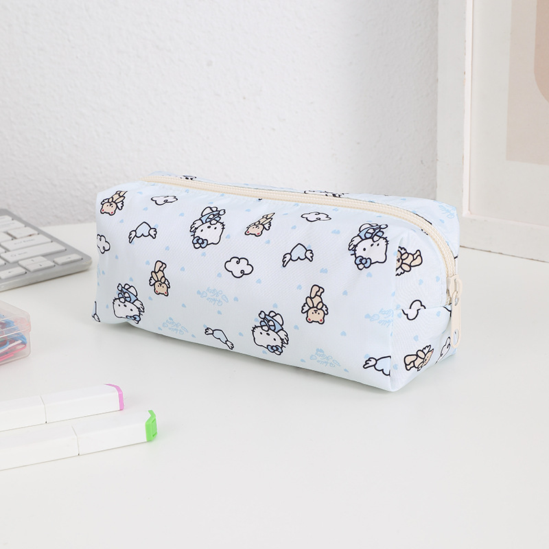 푸른 구름이 날아다니는 곰