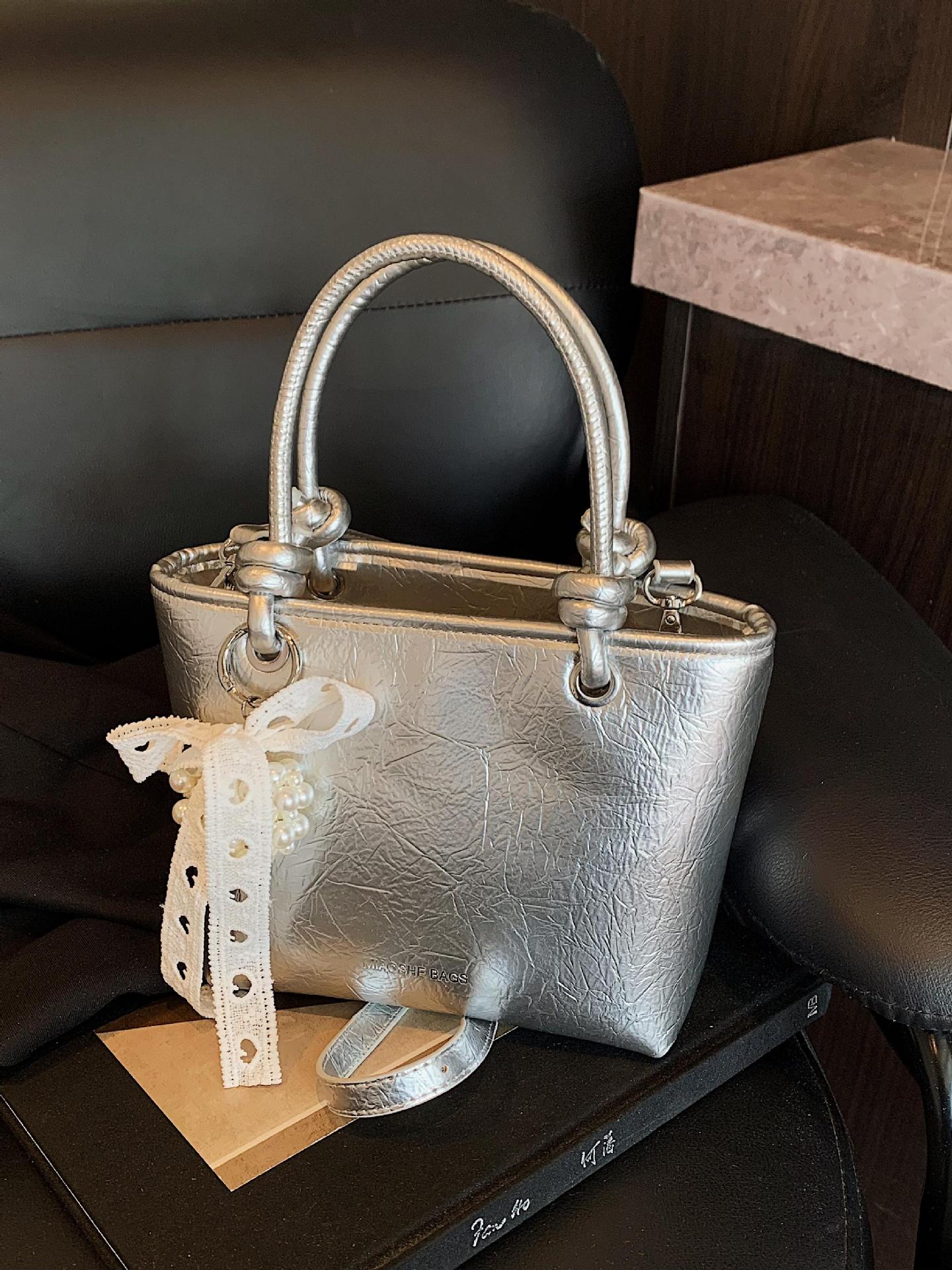 Bolso de mujer PU al por mayor transfronterizo 2025 nuevo bolso de mensajero de un solo hombro casual simple bolso de cubo de agua súper caliente de alta gama de verano