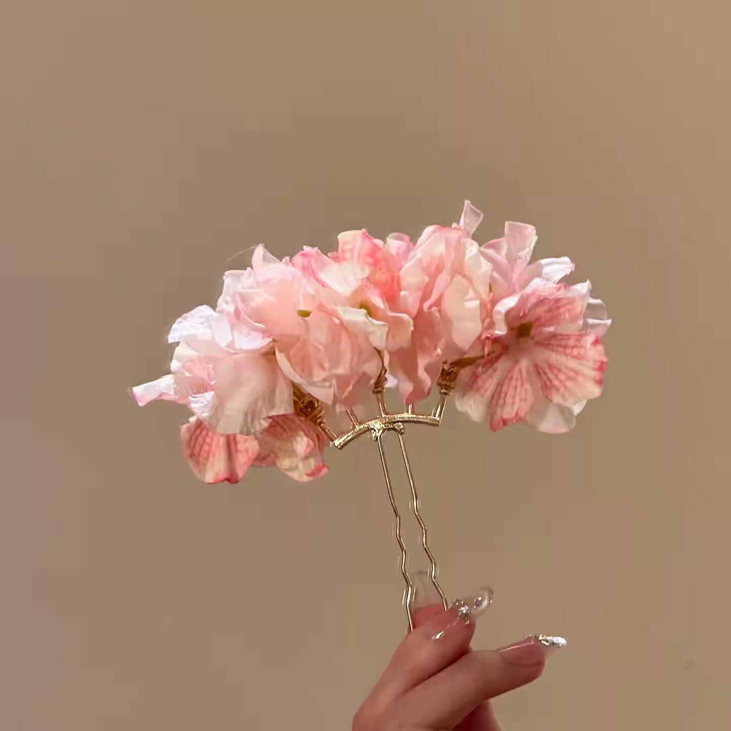 Horquilla con flor rosa #3 - La horquilla mide aproximadamente 9 cm y la flor, unos 12 cm.