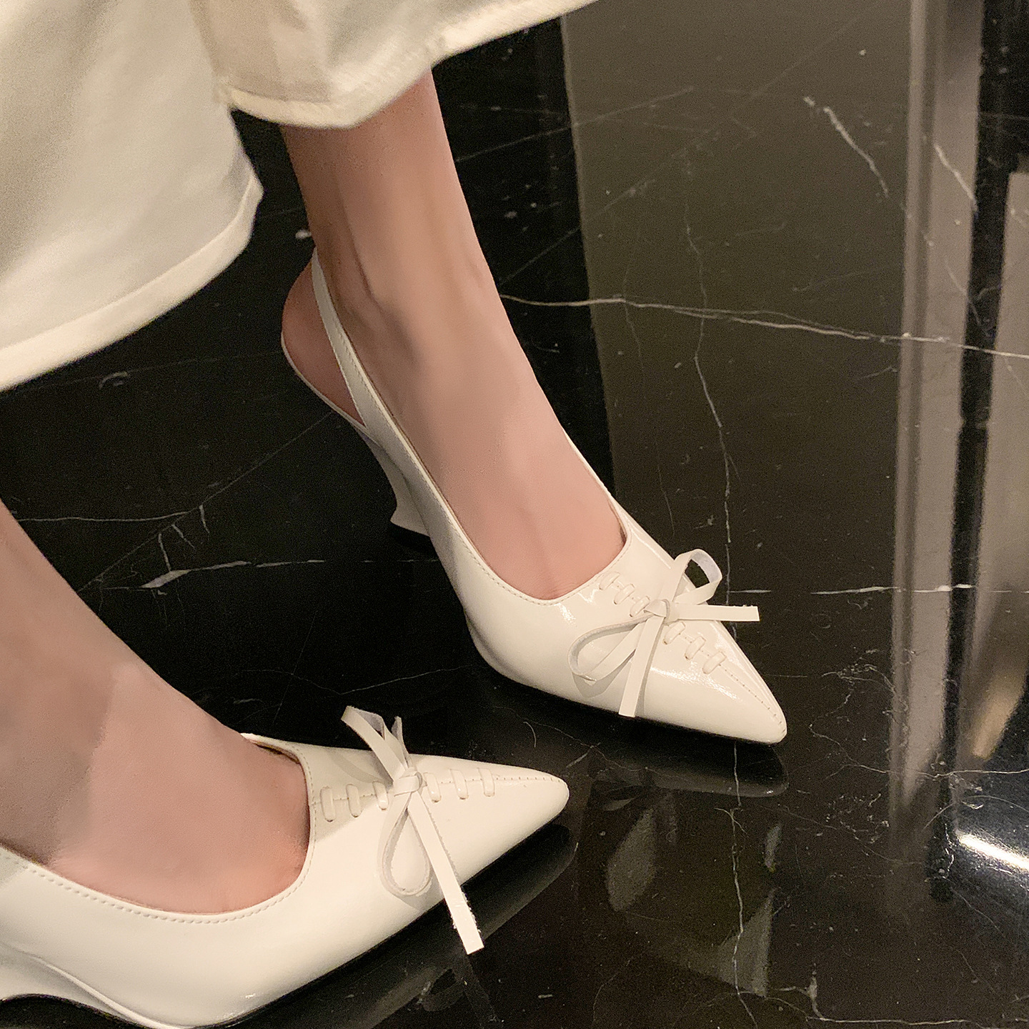 Sandal cao gót nữ mũi nhọn hở gót, gót xuồng 9 cm, nơ bướm — màu đen, màu trắng ngà