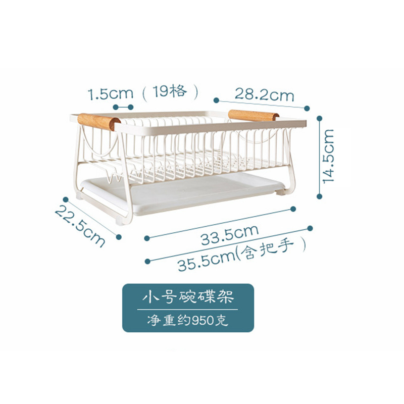 작은 접시와 그릇 선반