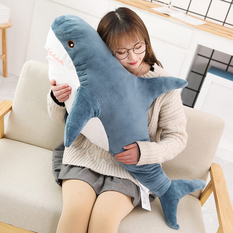 啊呜鲨鱼抱枕卧室沙发装饰公仔网红仿真鲨鱼抱枕毛绒玩具跨境批发