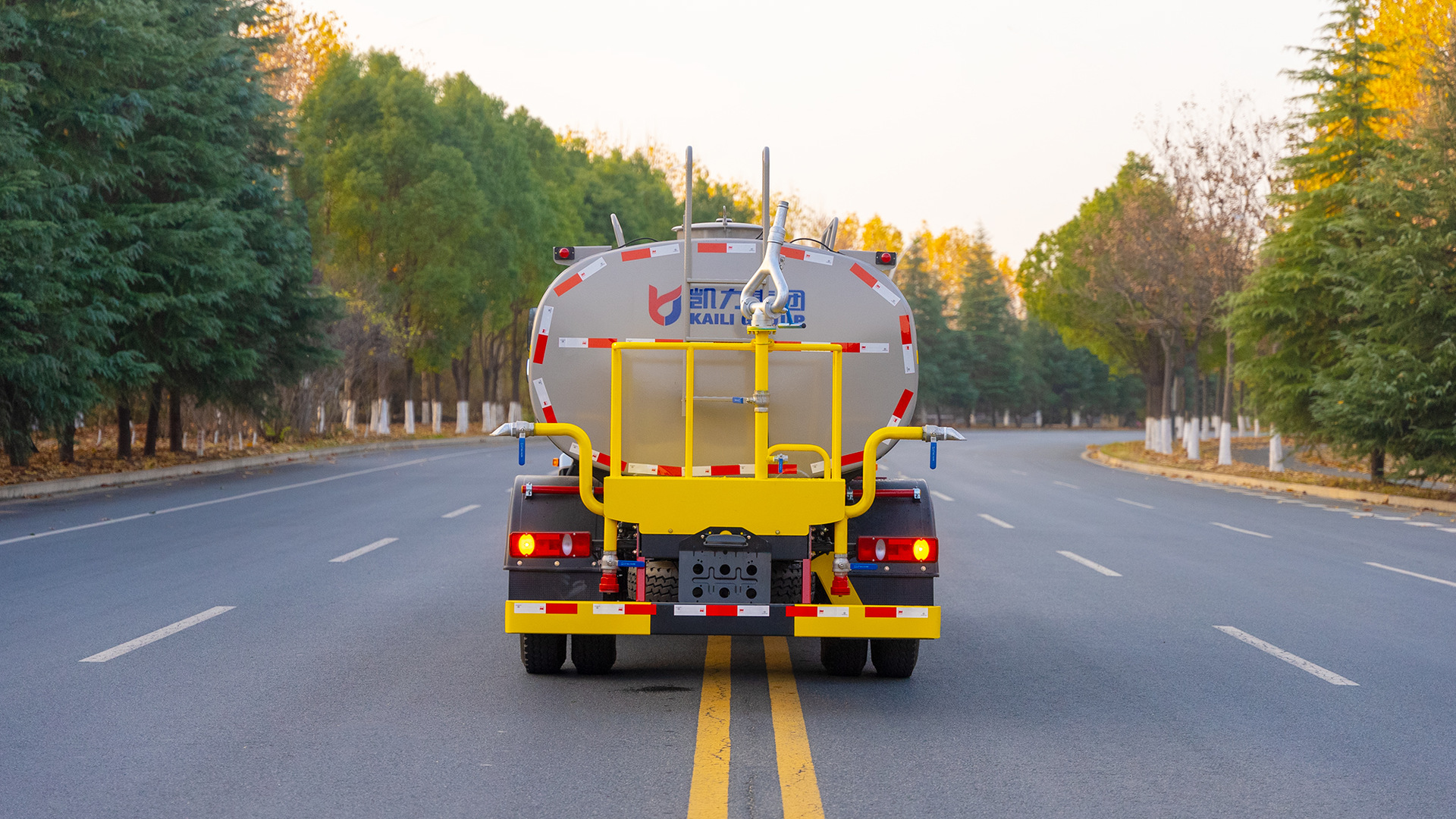 Dongfeng Huashen T1 Sprinkler Truck, Dust-Reducing Spray Truck for Construction Sites, Landscaping Water Transport Sprinkler Truck