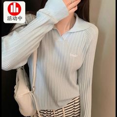 スカイブルーPolo襟坑条アルファベット刺繍長袖ニット女性は秋にシャツの上着を身に着けている