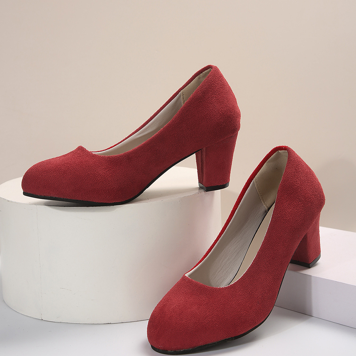 Elegante dames pumps van suède met blokhak voor op het werk_voghion.com