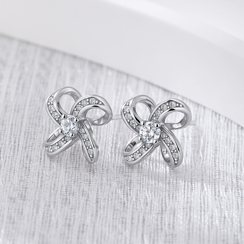 Pendientes de flores de circonita con micro incrustaciones de plata de ley S925 Pendientes de trébol de cuatro hojas de moda de lujo ligero elegante femenino