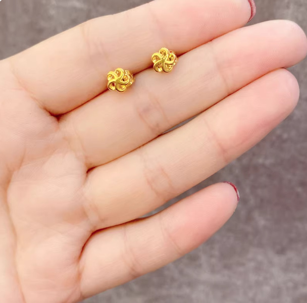 Pendientes de aro lisos para mujer, lujo ligero, pendientes de alta gama, pendientes populares, aretes de diseño exclusivo, aretes de otoño e invierno al por mayor