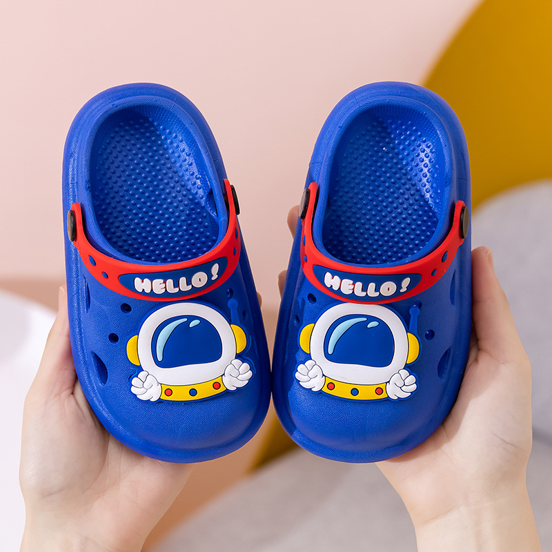 Nuevos zapatos de agujero para niños de verano para niños y niñas de dibujos animados antideslizante inferior suave infantil para niños sandalias de playa con punta cerrada