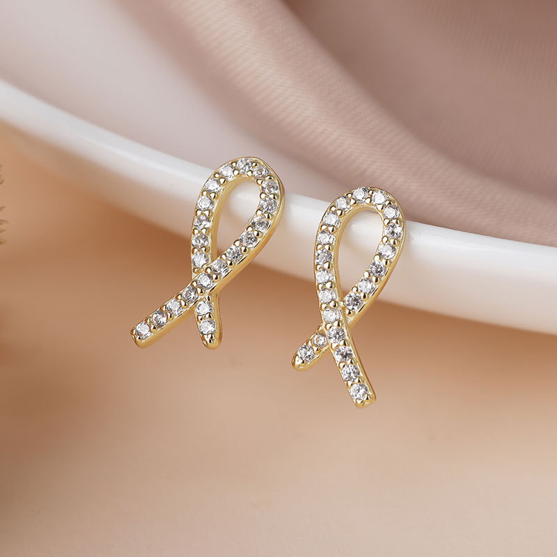 Aguja de plata de moda alta sensación de diamante de goteo de aceite pendientes nicho universal elegante pernos de orejas ligero lujoso temperamento simple orejas para mujeres