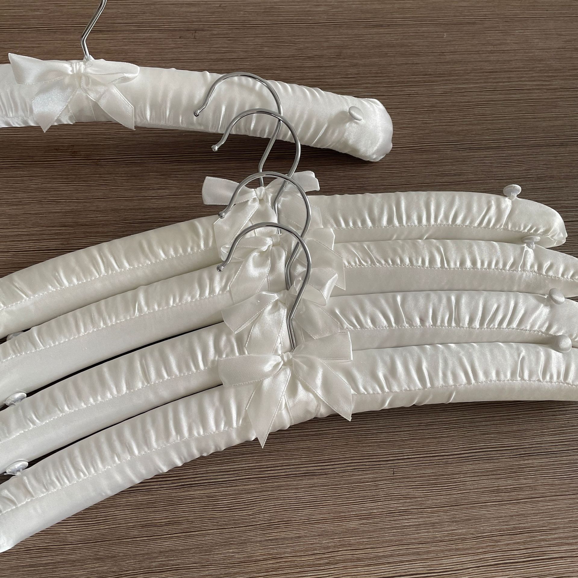 Bolsa de comercio exterior percha de tela esponja tela de seda de satén ropa soporte colgante gancho de oro ropa costura botón antideslizante