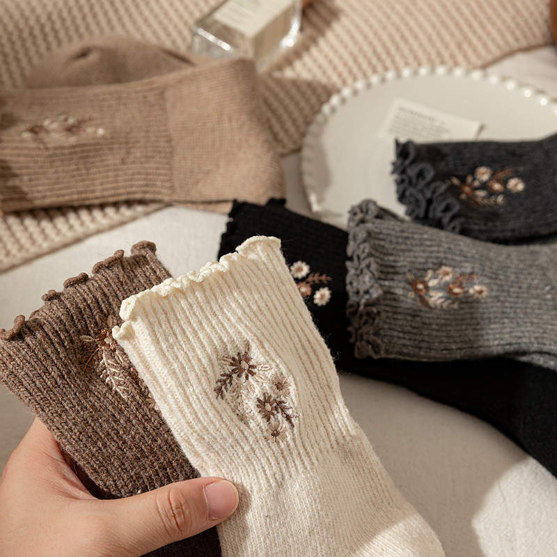 靴下の女性の木の耳元の刺繍の小さい花の中筒の靴下のレトロな色の厚い保温の靴下の純色の百合のぬいぐるみの靴下|undefined