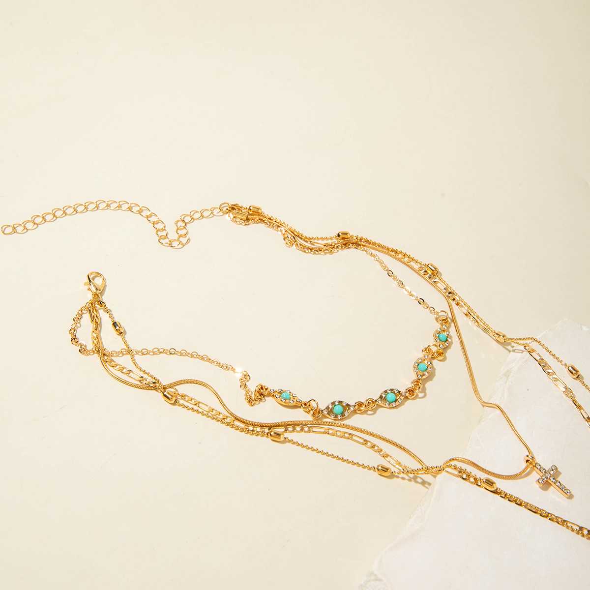 Collier superposé minimaliste avec chaînes fines élégance_voghion.com