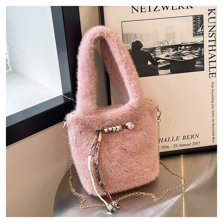 New plush with fashionable niche design, simple shoulder bag, Korean style artistic and casual versatile crossbody bag_voghion.com