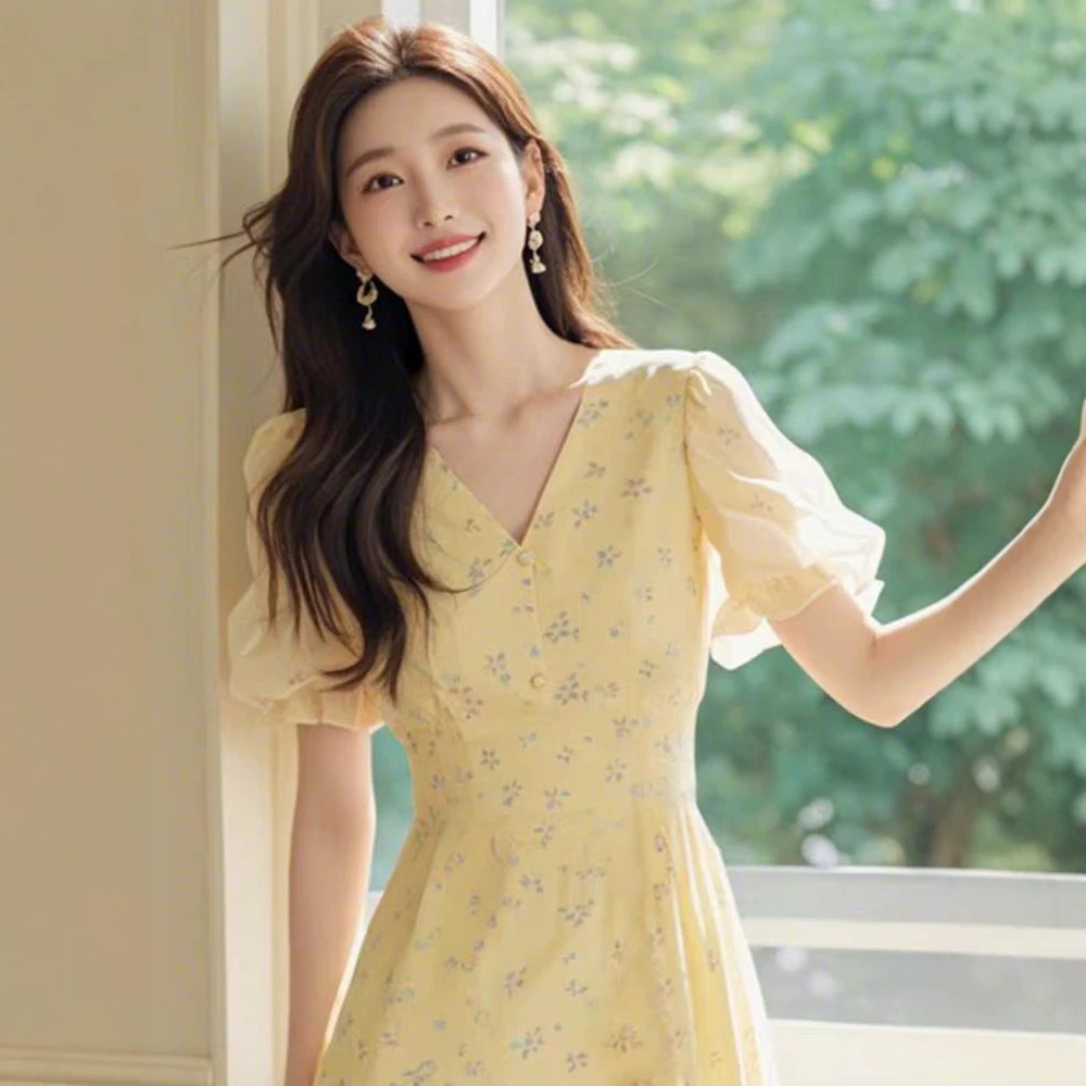 Váy maxi hoa vàng cổ chữ V thắt eo phong cách Pháp — Hoa vàng chi tiết 2