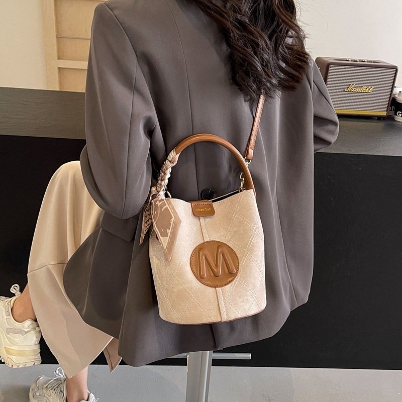 Bolso de mano popular de este año, dama, primavera y verano, 2026 nuevo bolso de cubo de vaquín universal, nicho de textura, mochila