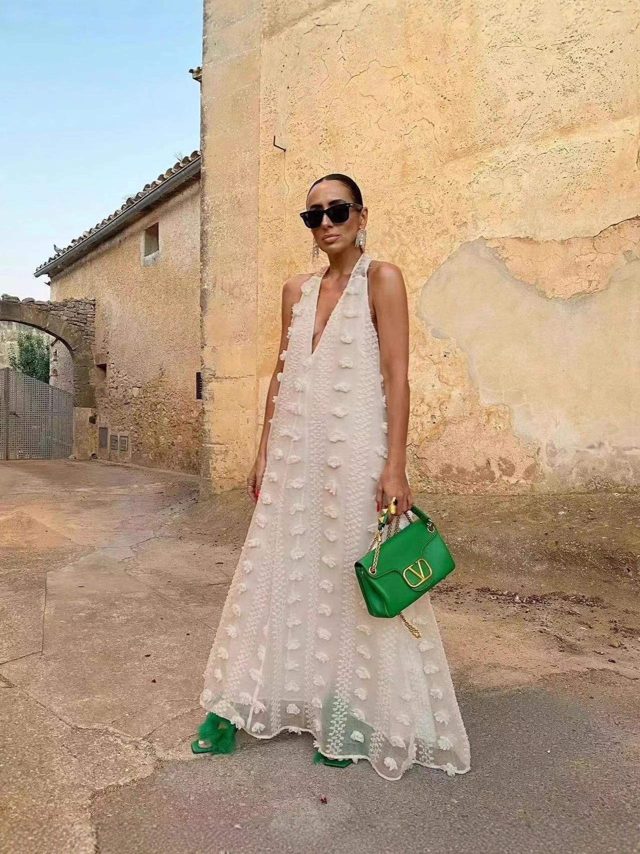 25 AliExpress Europæisk og Amerikansk grænseoverskridende ny stil, feriestil kvinders halter-neck V-hals, rygløs streamer tilpasset kjole, stor swing-nederdel