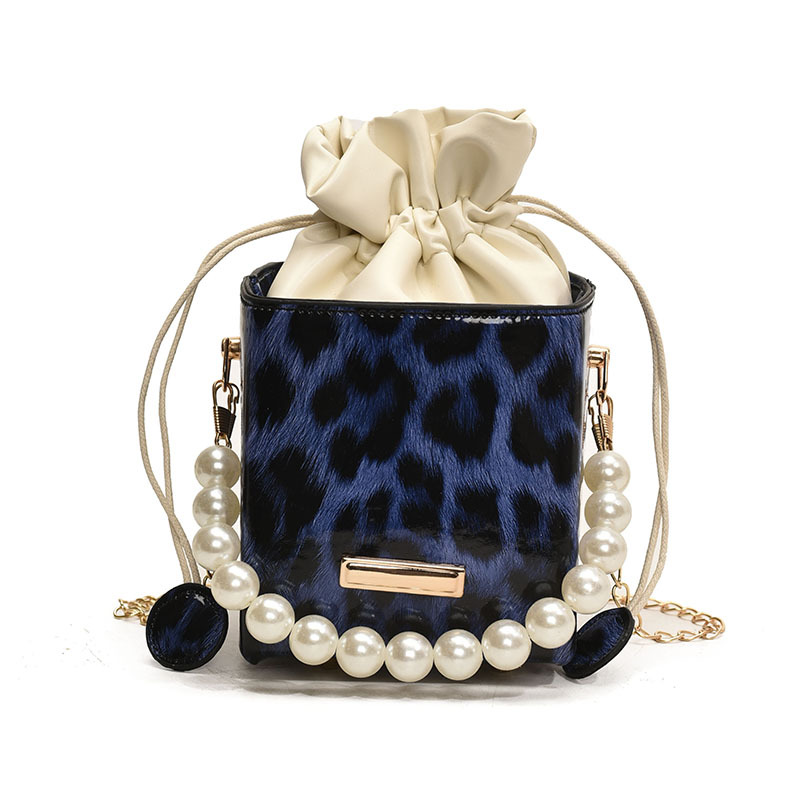 Bolso diagonal de un solo hombro coreano perla femenina 2025 nueva moda moda cadena estampado de leopardo pequeño bolso cuadrado bolso cubo bolso