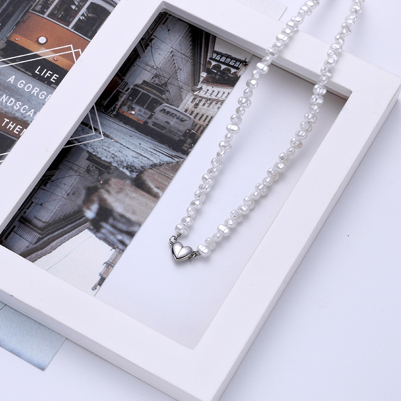 Collana con perle d'acqua dolce e cuore magnetico per donna_voghion.com