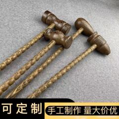 鶏の羽の木は背のハンマーをたたいて実木のマッサージの穴をたたいて首の足の腰をたたいて全身の痛みの老人のフィットネスを緩和します。