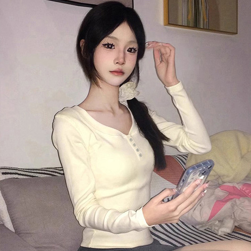 Korean-style round-neck, Western-inspired innerwear with soft fleece and long sleeves—perfect for fall and winter, offering a versatile, side-pleated, slim-fit, and elegant look.