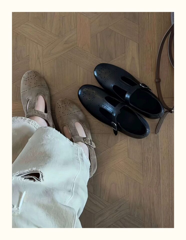 Giày bệt Mary Jane mũi tròn da lộn chạm khắc khóa chữ T phong cách retro, đế bằng 1 cm — Màu kaki, màu đen chi tiết 5