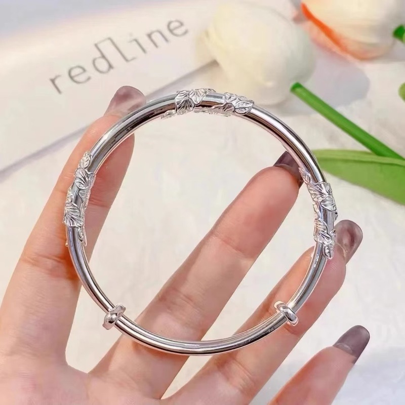 ファッションの震える音の金のバレンタインデーは銀の腕輪の女性をめっきします。|undefined
