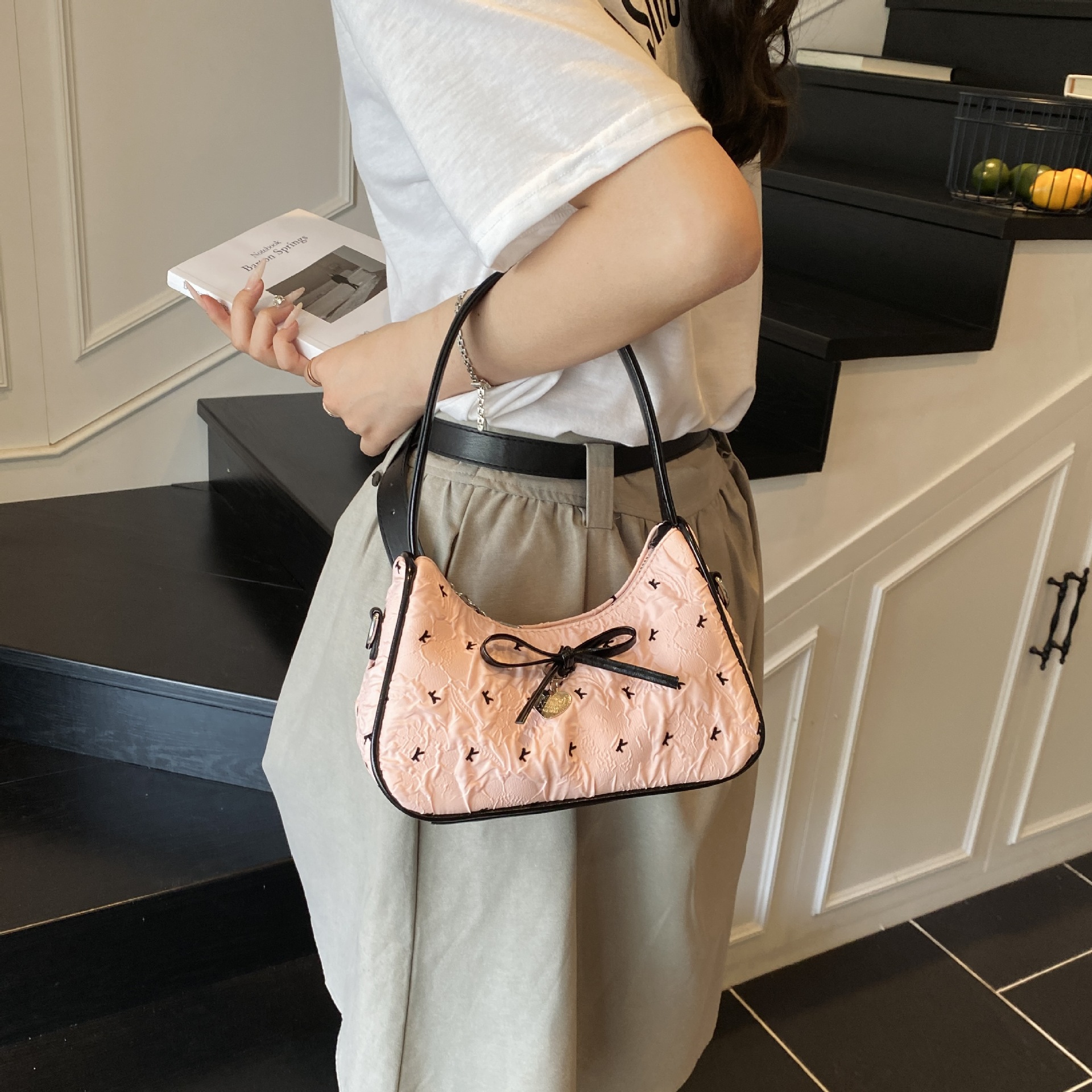 Bolso de axila con lazo de diseño de nicho para mujer 2025 nuevo bolso de mensajero de hombro de moda bolso de palo francés dulce