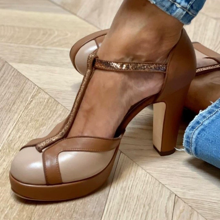 Модель для трансграничной экспорта 2024: весенне-осенние модные туфли на высоком каблуке с толстой подошвой, размеры 40-43, женские, с цветными блоками и Т-образной пряжкой на ремешке.