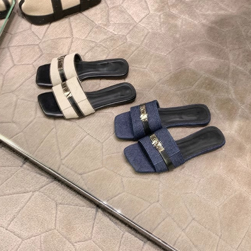 Las mismas zapatillas planas de Su Yinyin ~ Botón de bloqueo de cabeza cuadrada, pantuflas de playa de fondo plano, sandalias de mujer, uso externo