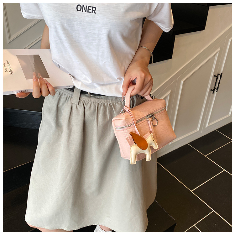 This year's popular simple hand-held small bag for women, the 2025 new women's single-shoulder bag, is elegant and fashionable, a crossbody small bag undefined