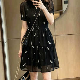 法式复古黑色碎花V领短袖连衣裙女夏季绝美巨好看的短款小黑裙子