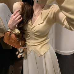 奶黄色v领收腰褶皱长袖t恤女春秋季新款修身打底针织开衫短款上衣