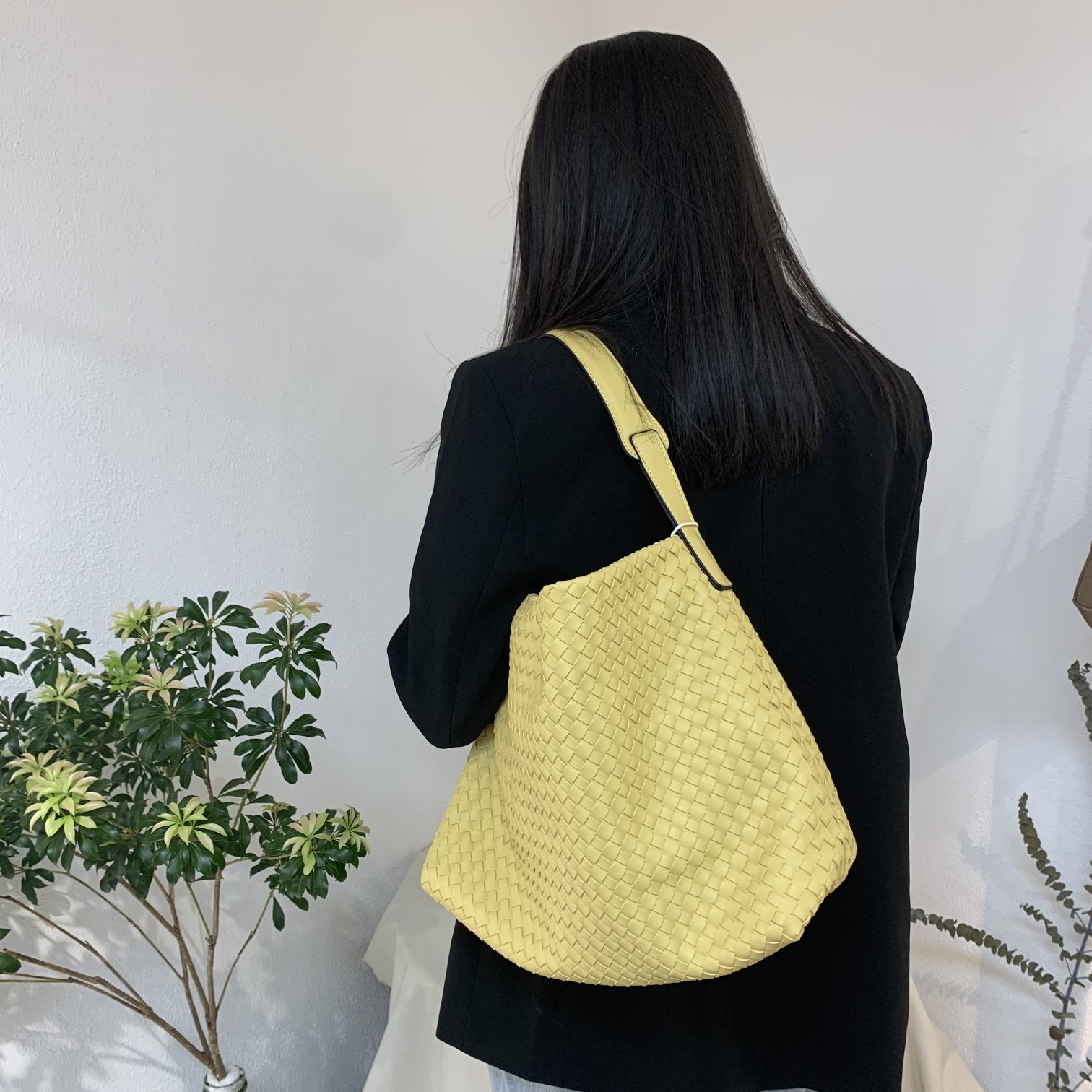675g Weight Pu Leather Lining Material Weave Fashion Element Hook Loop Closure Type Double Shoulder Straps Strap Type Shoulder Bag Bags Type Daily, Street, Shopping Occasion Pu Leather Material Solid Color Pattern All Seasons Season Women's Gender Vintage Style, Streetwear Style Bucket Shape Large Size Women's Large Pu Leather Solid Color Vintage Style Streetwear Weave Bucket Hook Loop Shoulder Bag 7