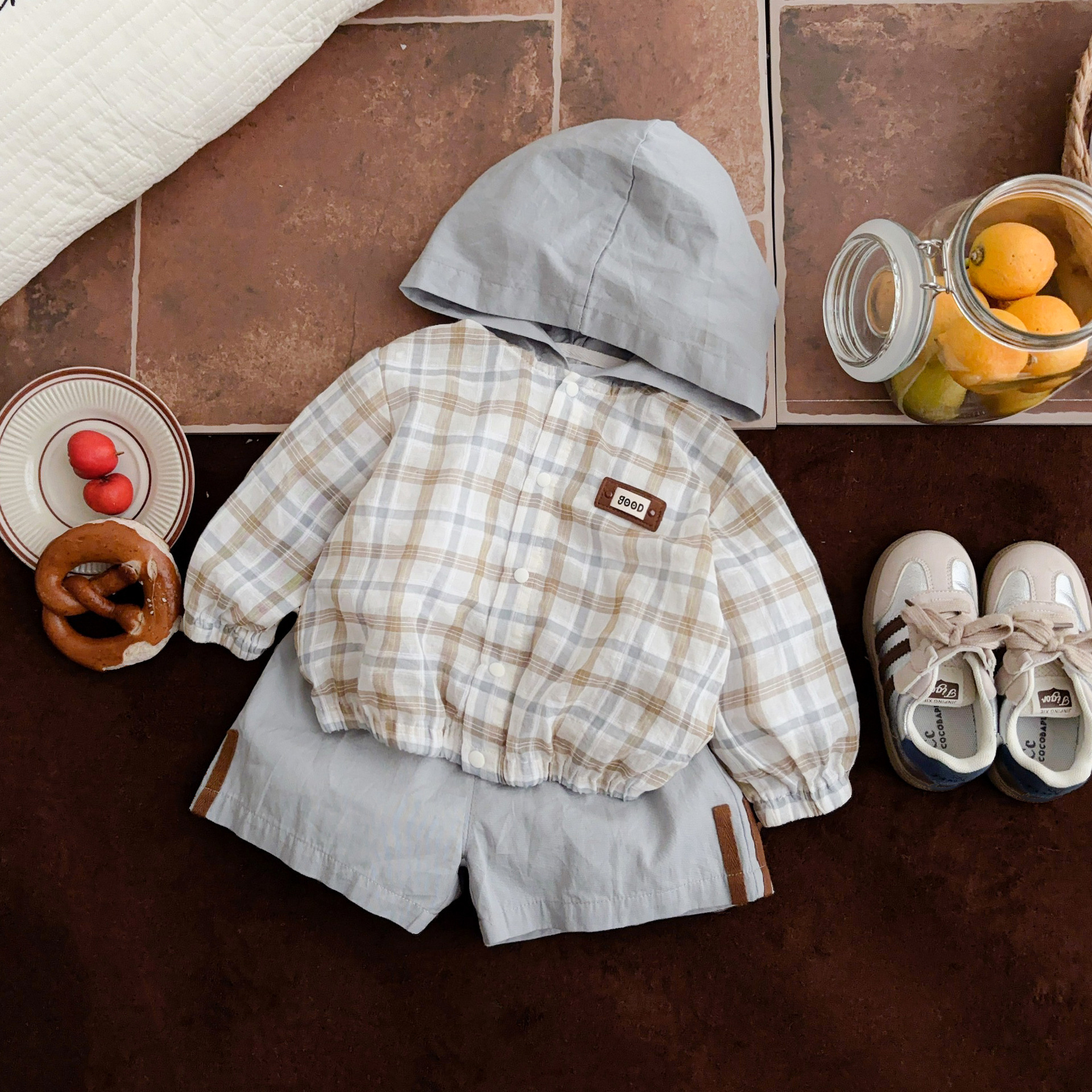 Ropa de bebé verano delgado traje de tres piezas para niños 2025 nuevo verano ropa de protección solar para bebés camiseta pantalones cortos traje 1