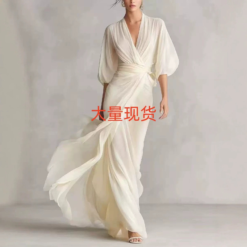 2026 European and American Amazon Socialite Deep V-Neck Long Dress with Lantern Sleeves and Cinched Waist for Romantic Autumn Banquets